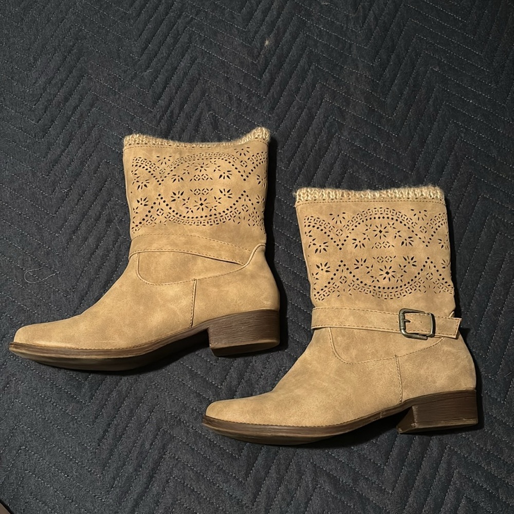 Boots - Picture 2 of 7